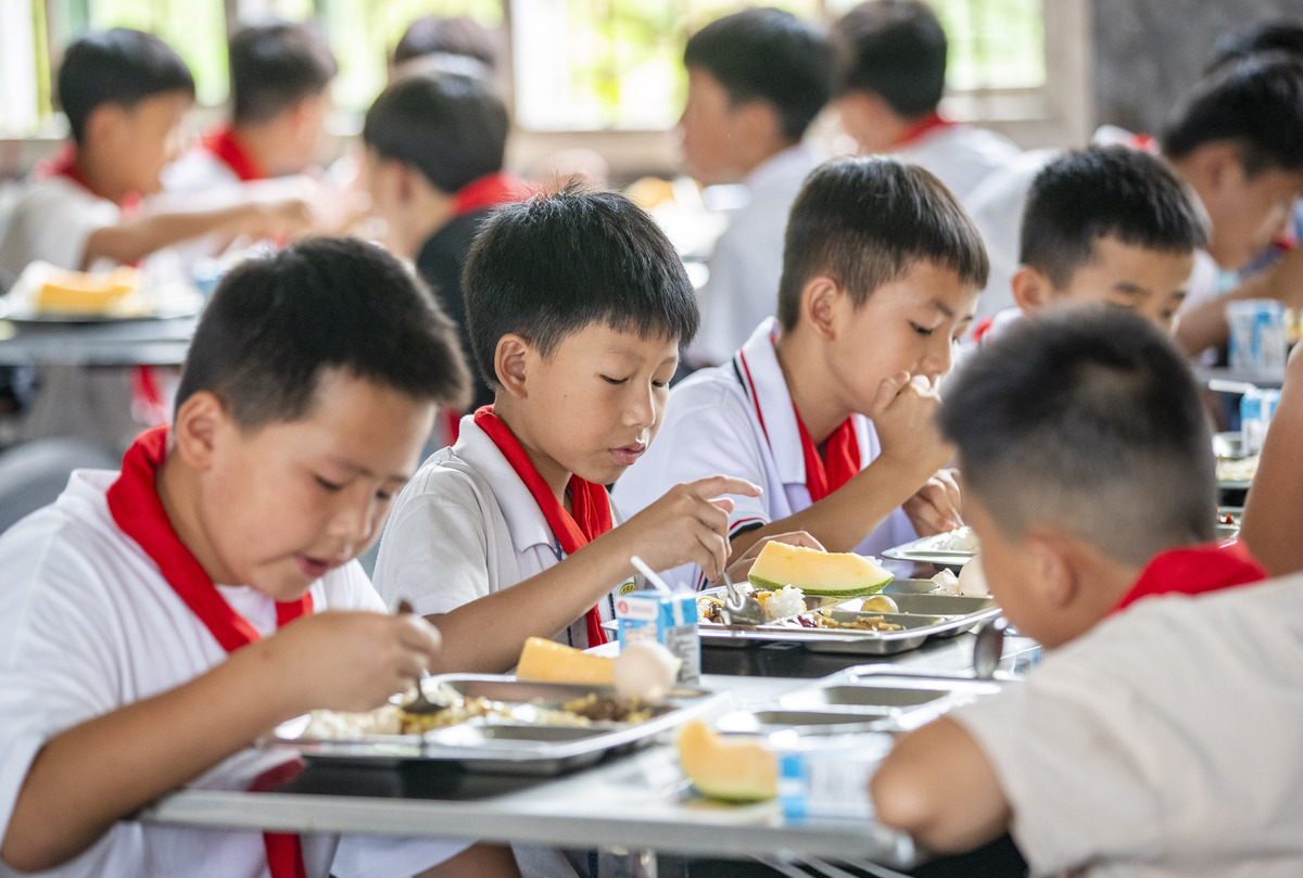 玩转餐盘，探索自我：幼儿自主用餐融入课堂教学的创新实践