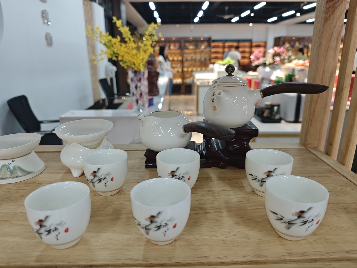 你现在要进行景德镇汝窑陶瓷茶具直播方案设计论述项目工作路径与方法不少于1000字。