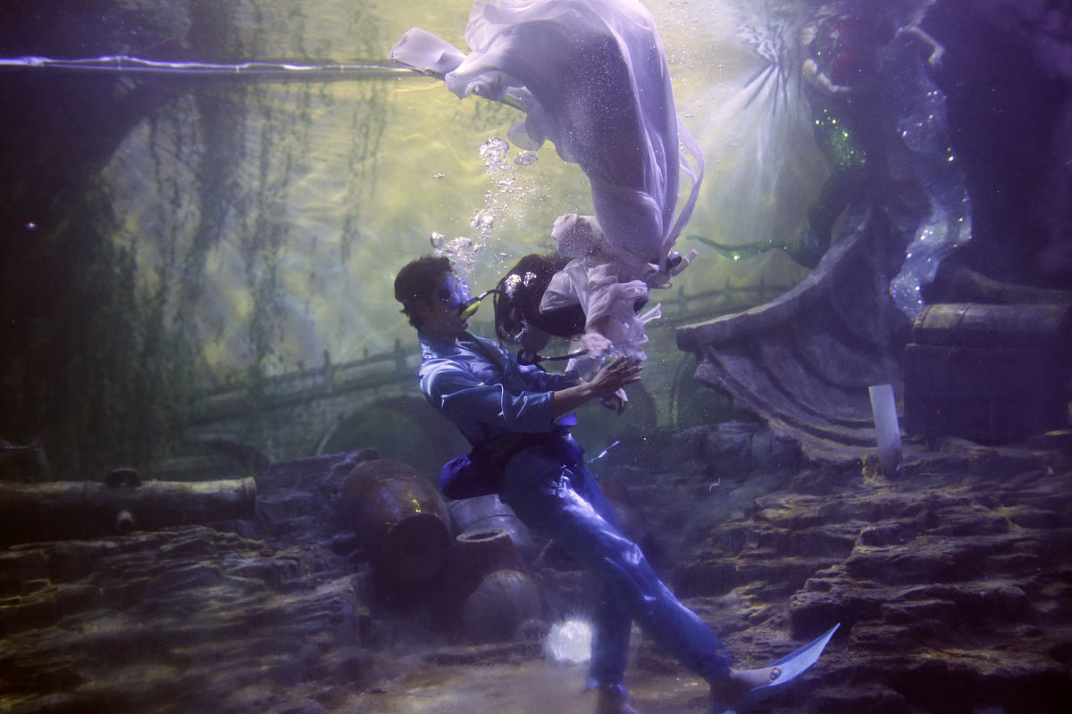 写一个愚人节的悲惨爱情故事