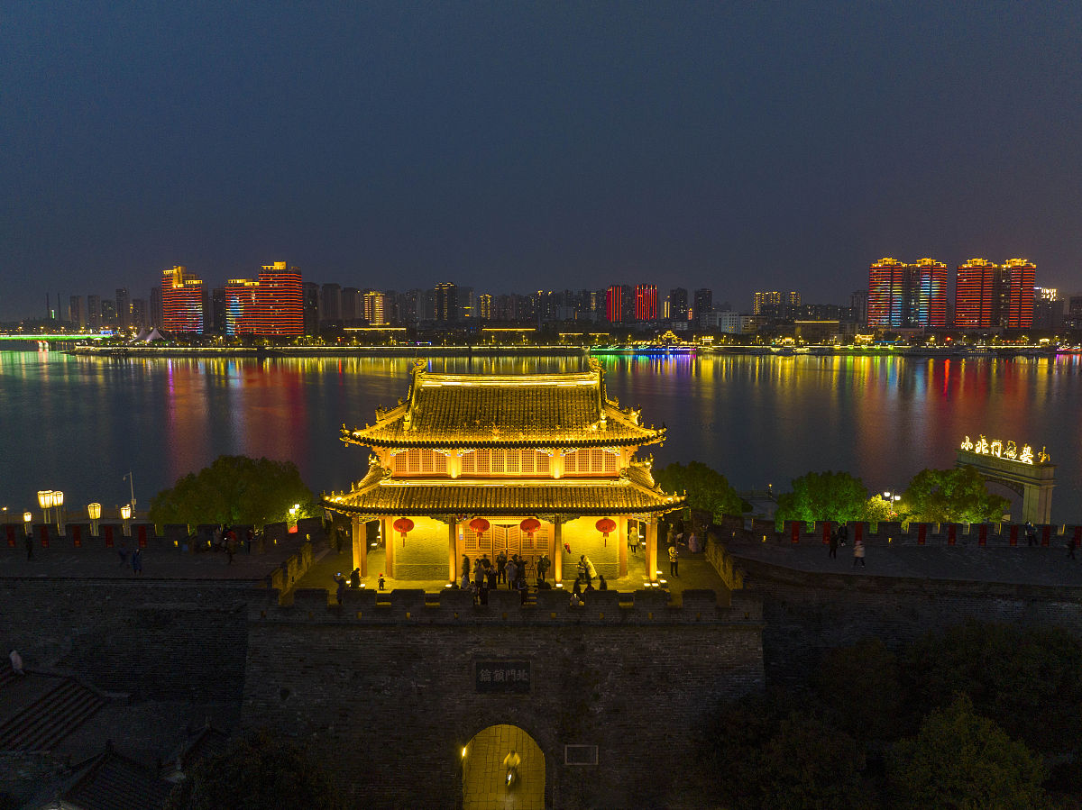 2022年2月1日,湖北襄阳古城北街张灯结彩迎新年,古色古香的传统建筑在