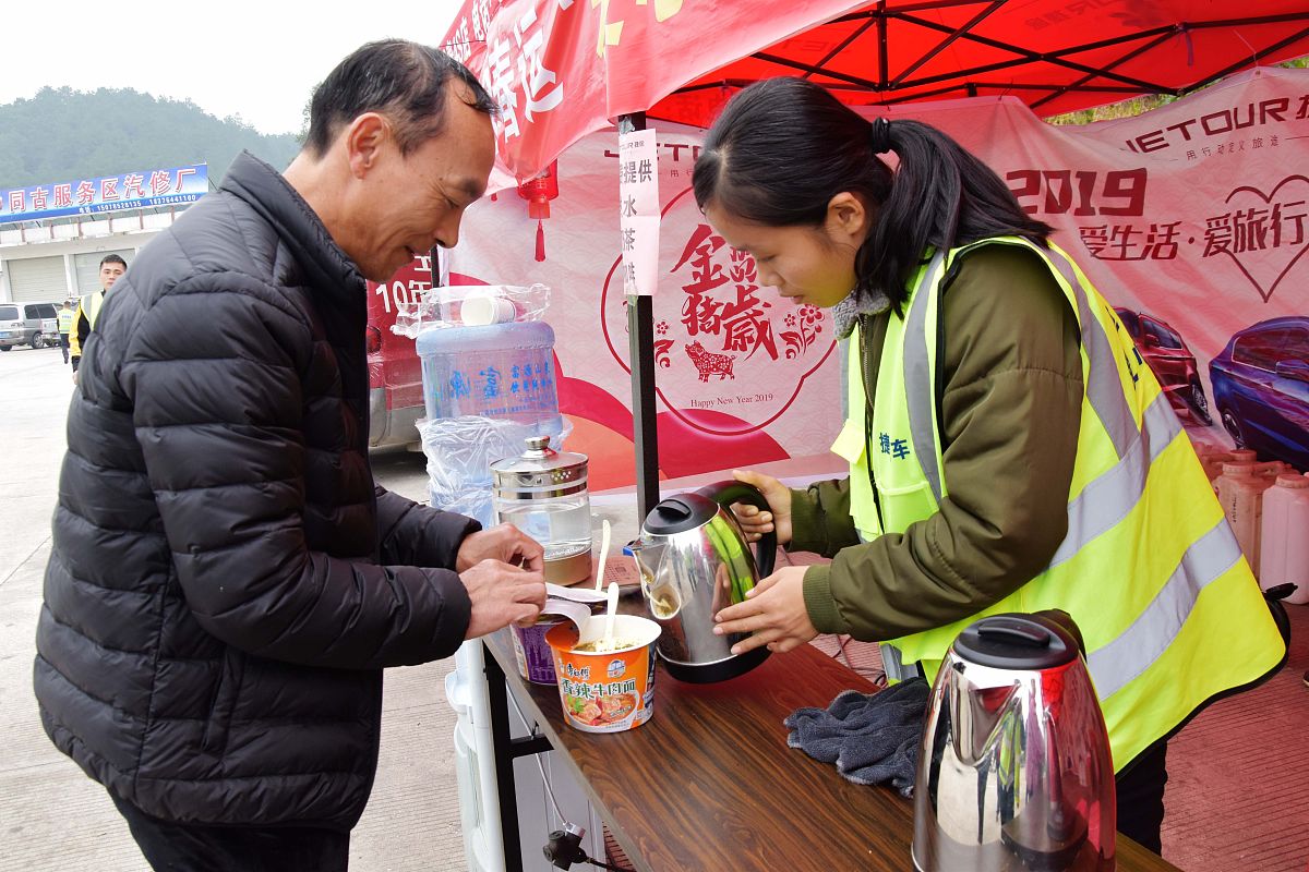 公司工会再次开展送清凉活动，为员工送去防暑饮品