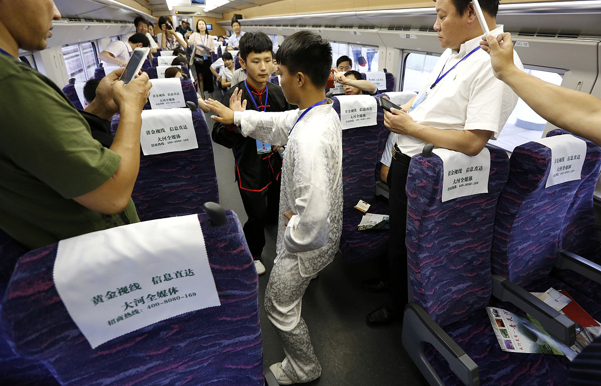 贵州航空学校探讨高铁霸座事件：文明出行，从我做起