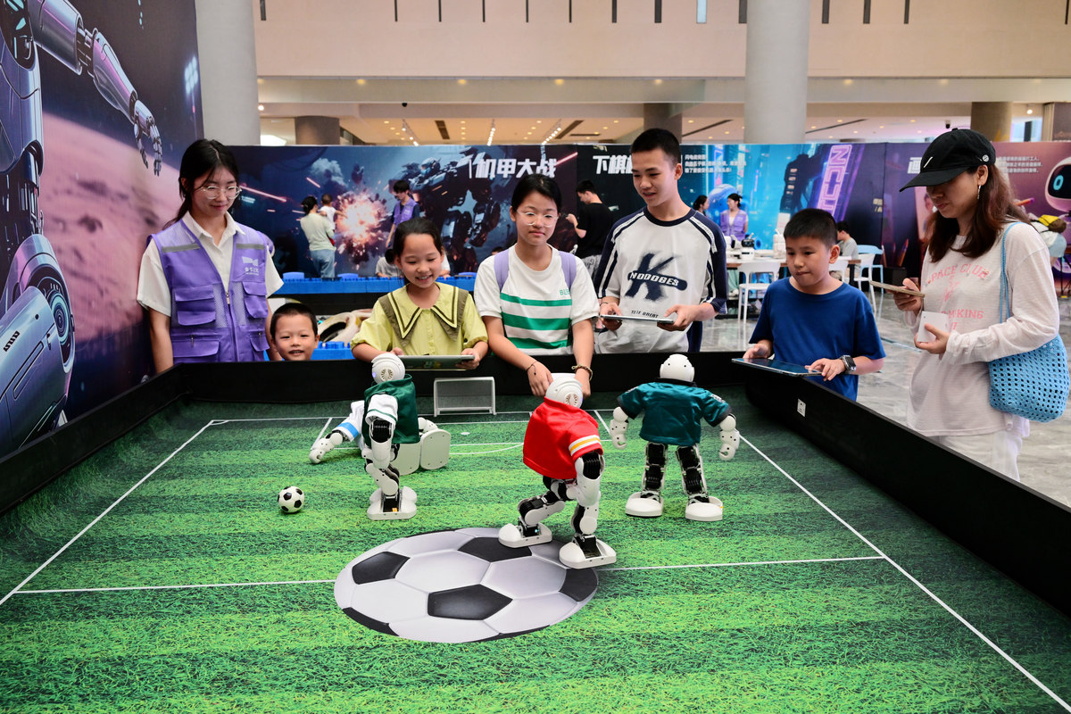 2顺利举办足球嘉年华活动参与学生500人受益人次高达1000人次该活动旨在促进我校足球运动的普及和推广提高全校师生对足球的兴趣和参与度。通过举办技能展示、趣味游戏等活动让参与者体验足球的乐趣并增强体育精神和团队合作意识。该活动与前期计划相比