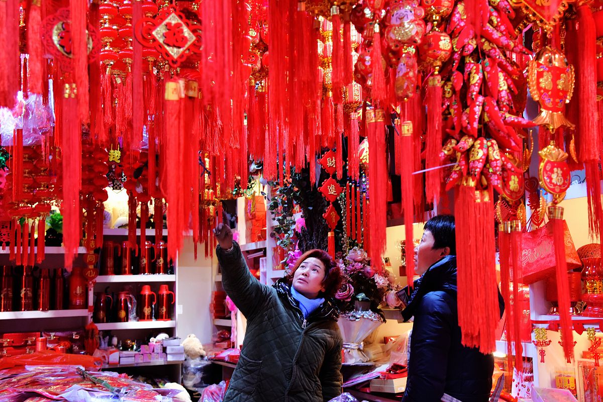 2021年1月13日,江苏南通,顾客在如皋市年货市场选购春节饰品.