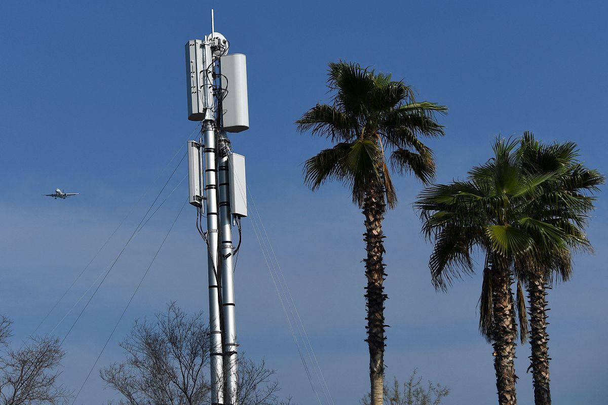当地时间2022年1月19日,美国加州,实拍5g基站.美国两大电信运营商宣布