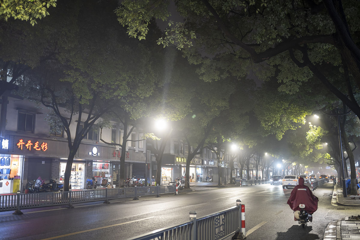 2021年10月13日,浙江绍兴,受冷空气影响,道路湿滑.