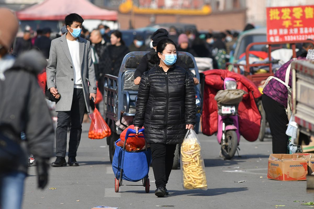 2021年1月30日,山东青岛,市民在城阳年货大集上采购年货,感受浓浓的年