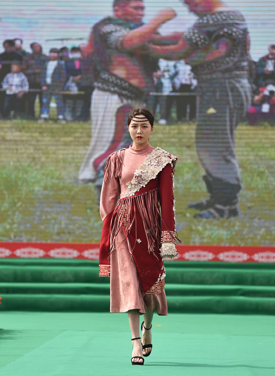 2021年7月10日,吉林松原,查干湖,独具地域特色的蒙古族服饰展.
