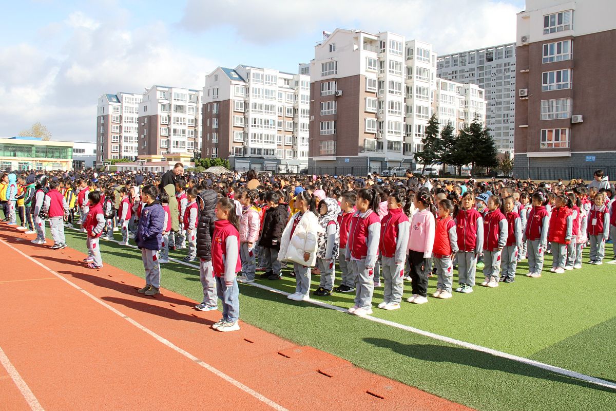 2021年11月8日,山东省威海市文登经济开发区小学举行消防安全疏散演练