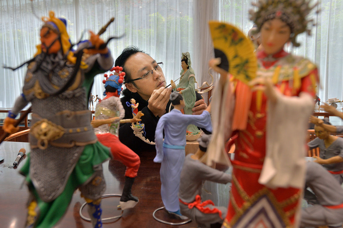 飘色表演是在一栋古建筑内进行的游客远远的从大门望进去就会被飘在半空中的色仔色女们牢牢抓住目光他们身着彩衣摆好各自的造型任底下人声鼎沸也神情自如、不为所动戏剧脸谱般的妆容更是使他们和世俗拉开了距离太阳下仙童仙女般立着身上的一些装饰因日光的反射闪着细细的光观者往往如坠仙境忍不住啧啧称赞。