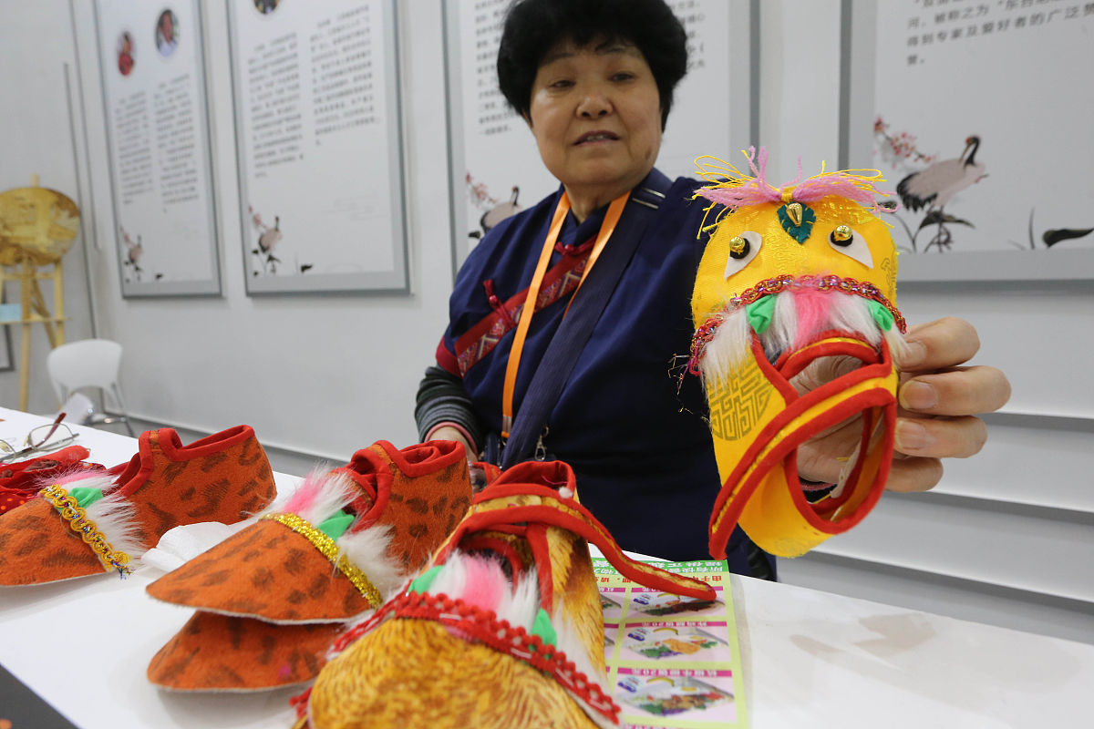2020年11月6日,南京国际展览中心,展馆的技艺技能展演区,刺绣,雕刻,陶
