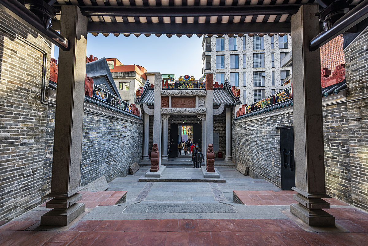 在岭南地区人们喜欢用鲜艳的颜色来装饰自己的家居、衣服和生活用品这种色彩的流动和变化不仅能够增加生活的美感还能够表达人们对生活的热爱和追求。