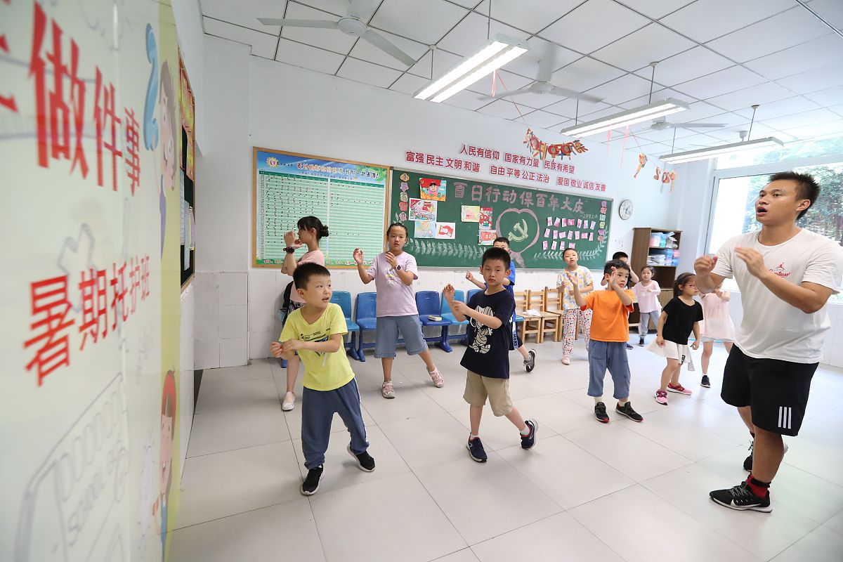 把具体调整通顺修改病句据悉此次暑期托管班在课程设置、师资配置、安全保障等方面均做了精心安排。托管班不仅包括辅导孩子暑假作业还开设了手工制作、阅读、美术、科学小实验等丰富多彩的特色课程同时老师根据实际情况带领孩子自主学习引导孩子积极培养个人兴趣爱好同时结合不同年龄阶段开展体育锻炼和娱乐活动让孩子们在托管期间能够有所收获共同度过一个愉快、充实的假期。