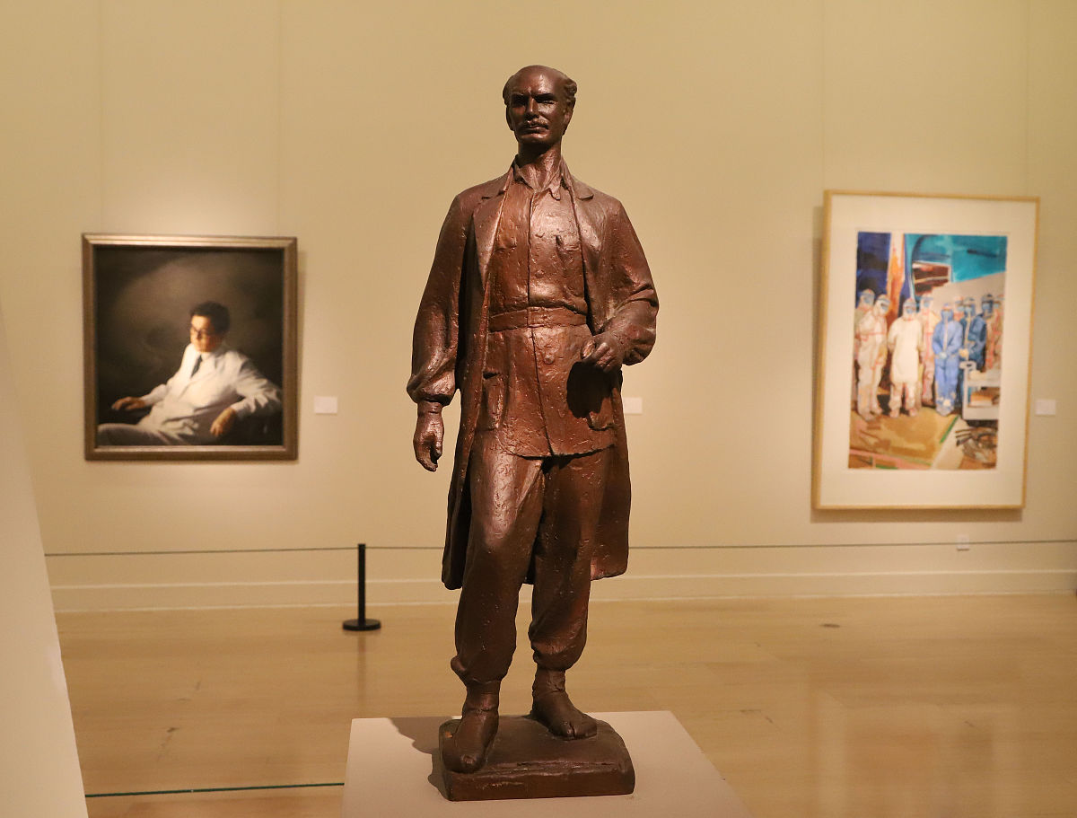 2021年2月5日,北京,白求恩塑像亮相"美在耕耘——中国美术馆新年展".