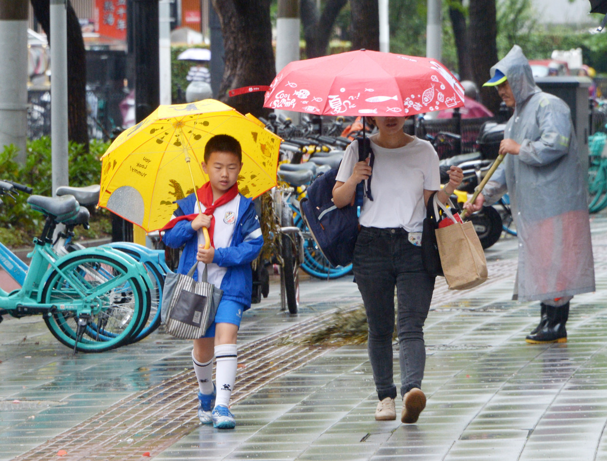 雨天路滑大家今天接送孩子的路上小心慢行安全第一。注意做好防寒保暖措施啊