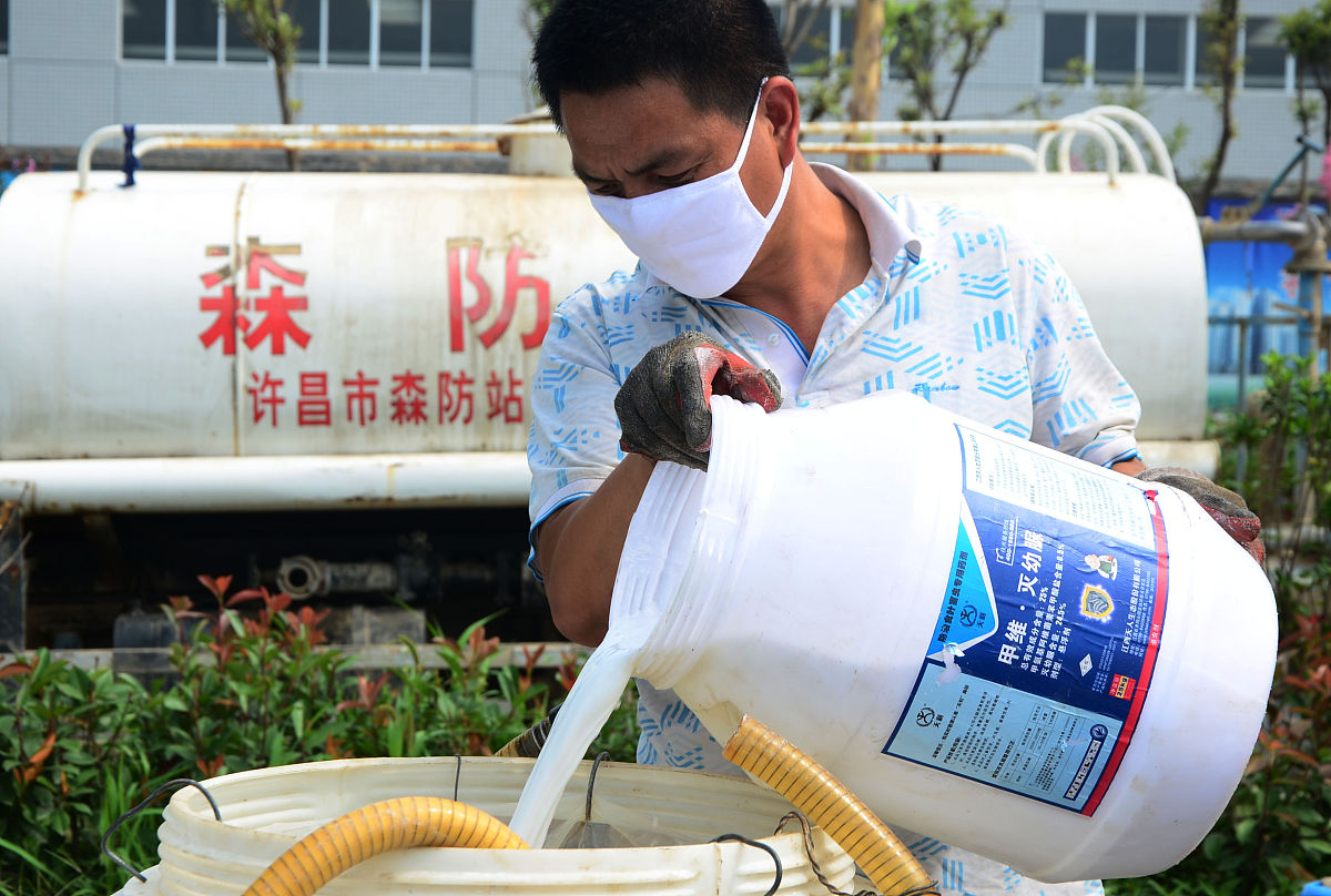 针对畜禽养殖过程中产生的诸如氨气和硫化氢等臭气主要从以下两方面进行除臭处理一是在饲料中添加除臭剂强化饲料中蛋白质的消化吸收进而减少臭气排放二是采用物理法、化学法和生物法等手段控制动物排泄后粪便的臭味