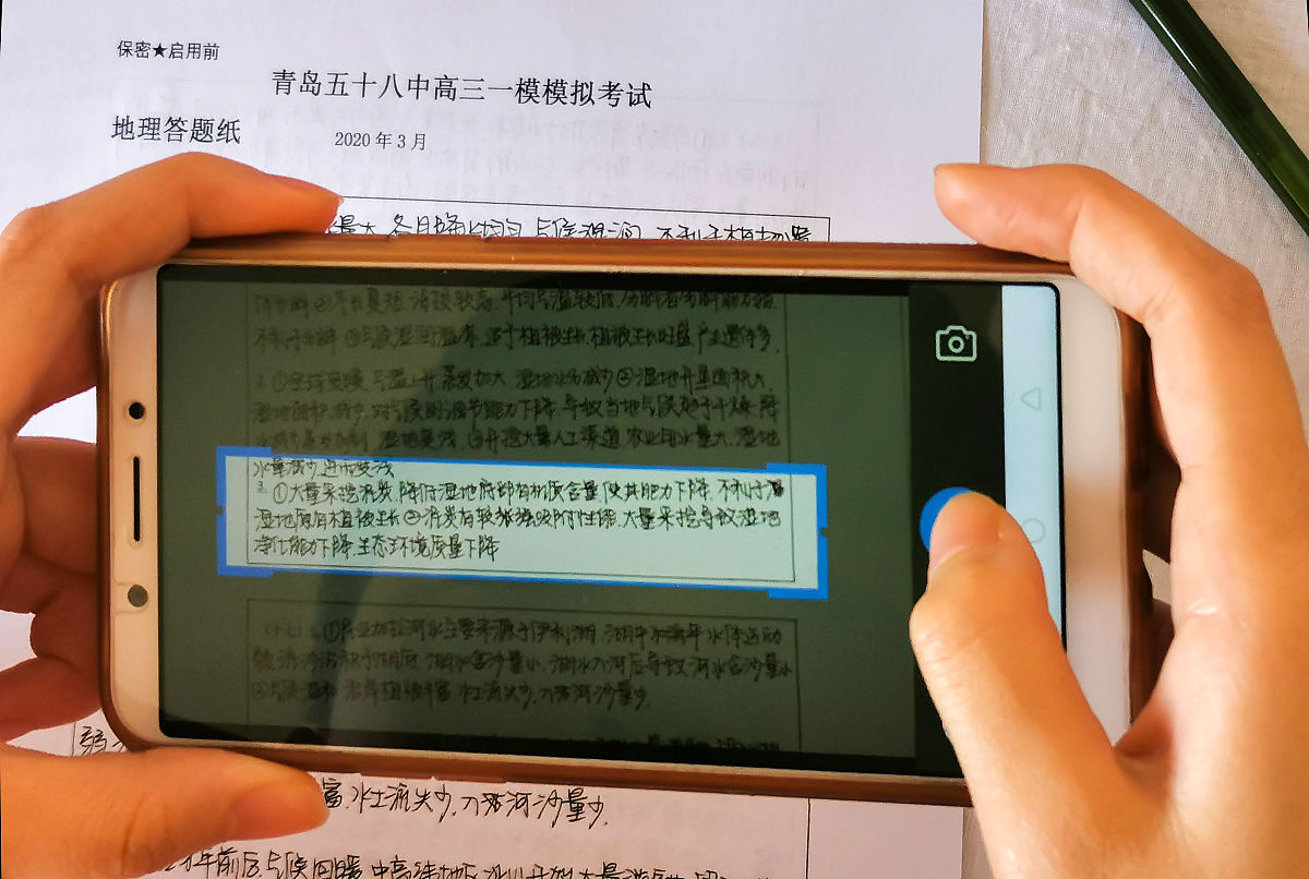 请以一个基于Android系统的电子词典为基础根据以下代码用代码中运用的技术方法描述拍照翻译功能的详细设计思路介绍拍照翻译ocr识别这一功能的详细设计。并以文字形式展现功能设计流程图打印出流程图的文字内容。public class OCRActivity extends BaseActivity private EditText editText; private TextView