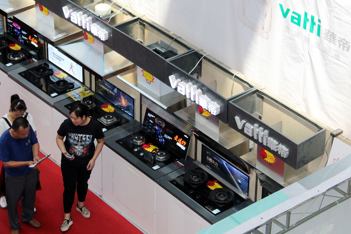 生成一份使用编辑器搭建老板电器的3D场景的视频策划方案包括：画面流程、字幕等