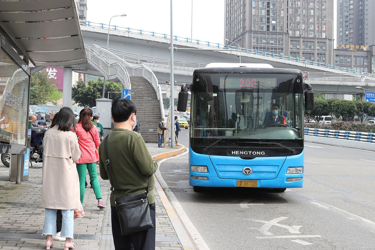 公交车：城市交通的便捷、文明、治理与安全