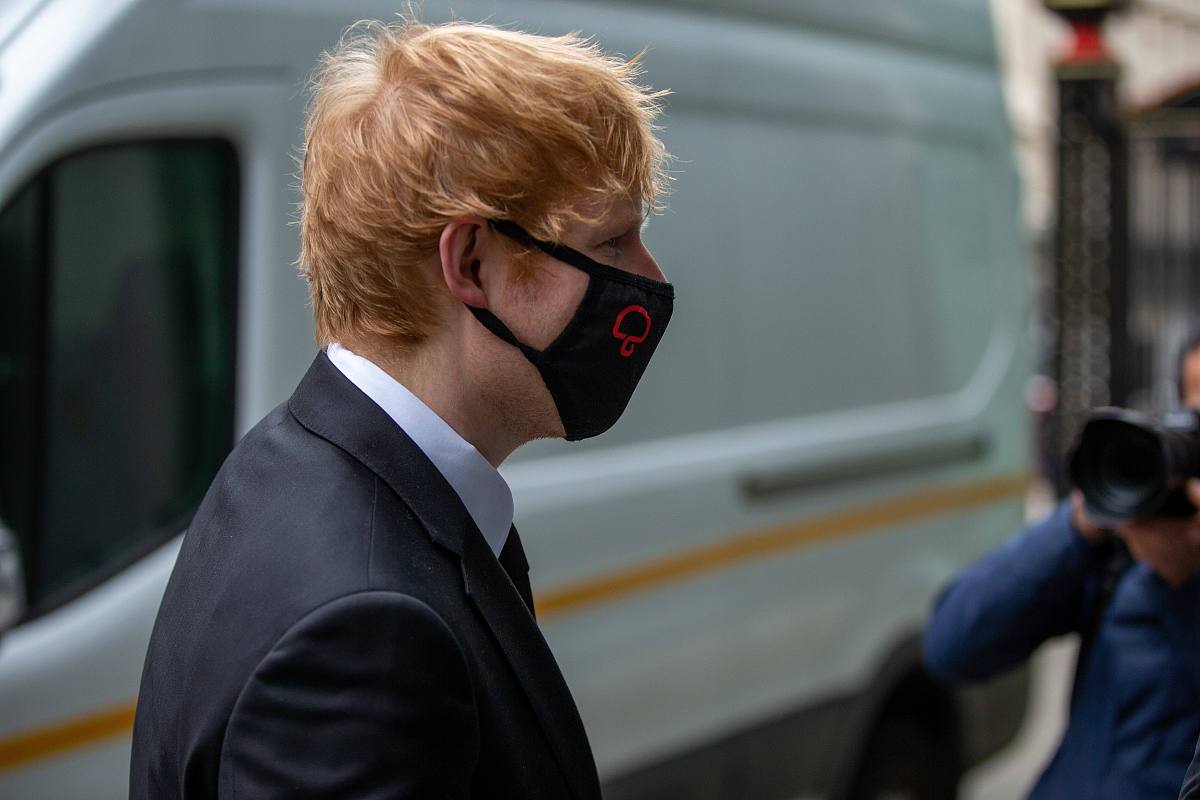 为什么歌曲下载不到手机里？？