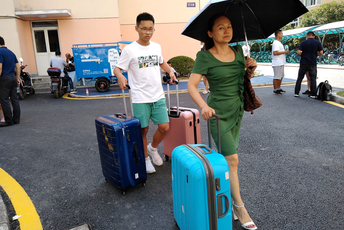 请用爱华仕箱包 舒适 旅行 一家人这个三个词写一段故事