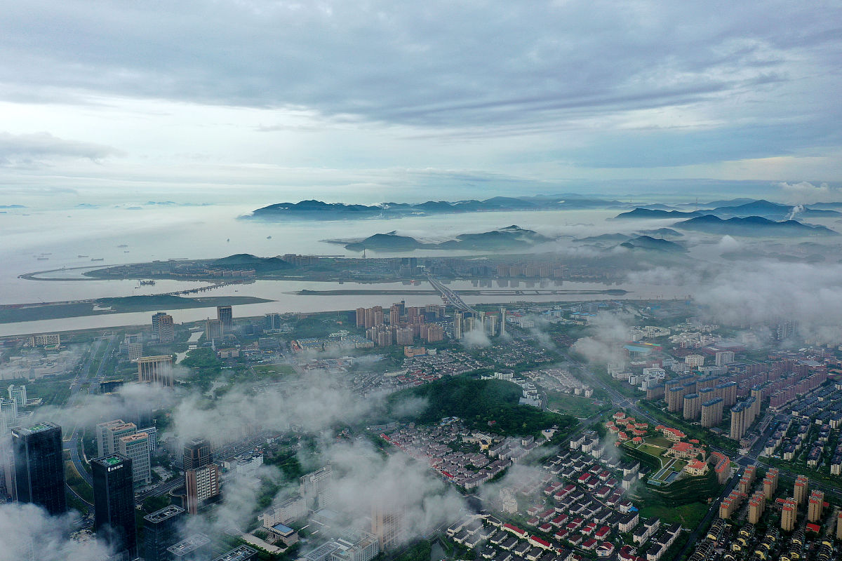 2021年6月13日上午,雨后的浙江省舟山市新城区域团雾飘渺,花朵般的云