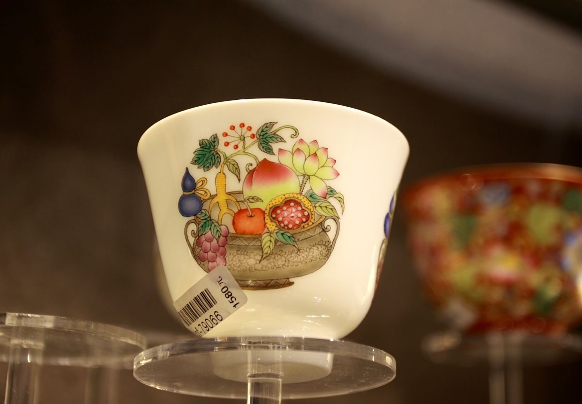 用散文体裁重新编辑以下文字从商品详情页上可以看到这个搪瓷罐上装饰有两只鸳鸯和双喜字样。亚马逊的商品介绍说这个罐子有广泛的用途可以作果蔬篮、冰桶或桌面装饰。同时还可以作为很好的乔迁礼物或新婚礼物。详情页上还展示了这个搪瓷罐的许多使用照片包括盛装法棍冰镇红酒——搪瓷罐放在桌面上旁边还配着闪闪发光的香槟杯。