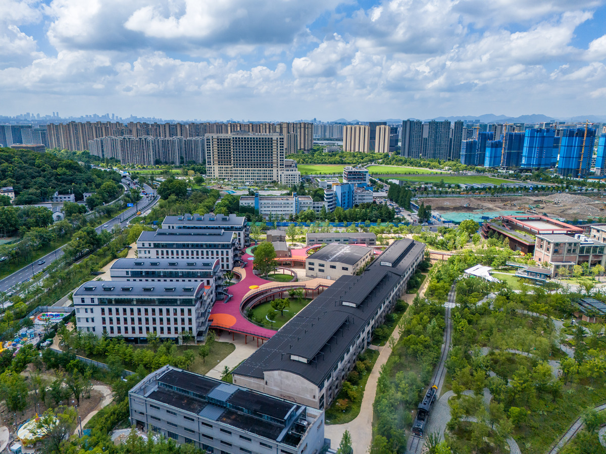 杭州西湖职业高级中学2023年新址：余杭区现代化校园