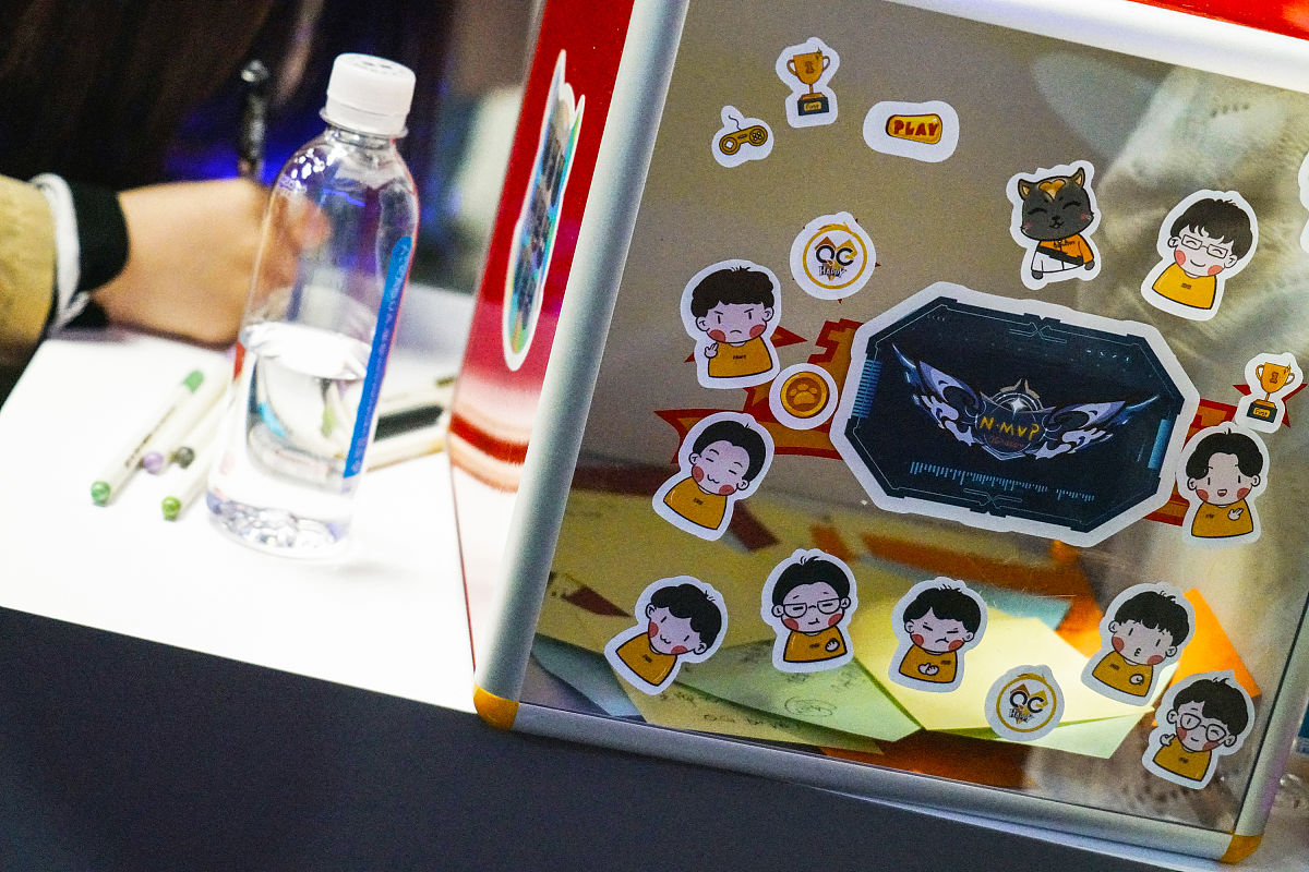 图片故事:峡谷里的荣耀与忧伤 电竞战队qghappy的一天2020年10月25日,