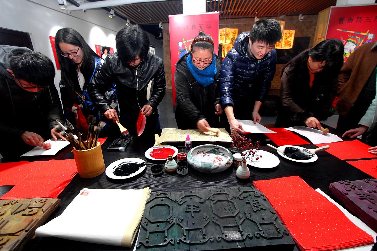 技术创新赋能非遗传承：机遇与挑战