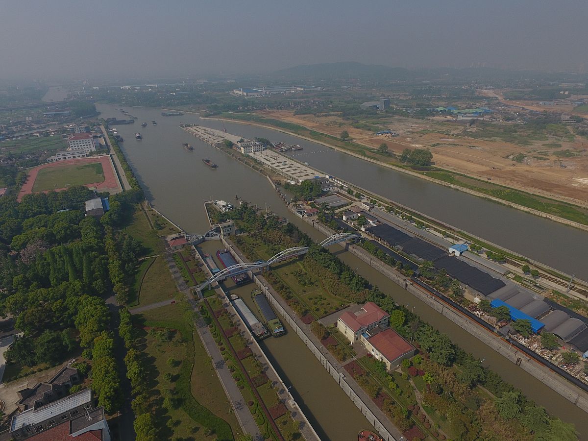镇江港由高资港区、龙门港区、谏壁港区、大港港区、扬中港区、高桥港区、新民洲港区等7个港区组成。高资港区从大道河口至马步桥河口现建有水泥、煤炭、石油化工等码头主要承担煤炭、水泥等散货及石油、液体化工运输是为临港工业开发服务的港区龙门港区从马步桥河口至镇扬汽渡现建有货运码头、船厂和汽渡等主要承担集装箱、钢材、木材和杂货运输谏壁港区从丹徒河口至孩溪河口主要承担煤炭、石油化工、粮食等物质运输是为临港工业服