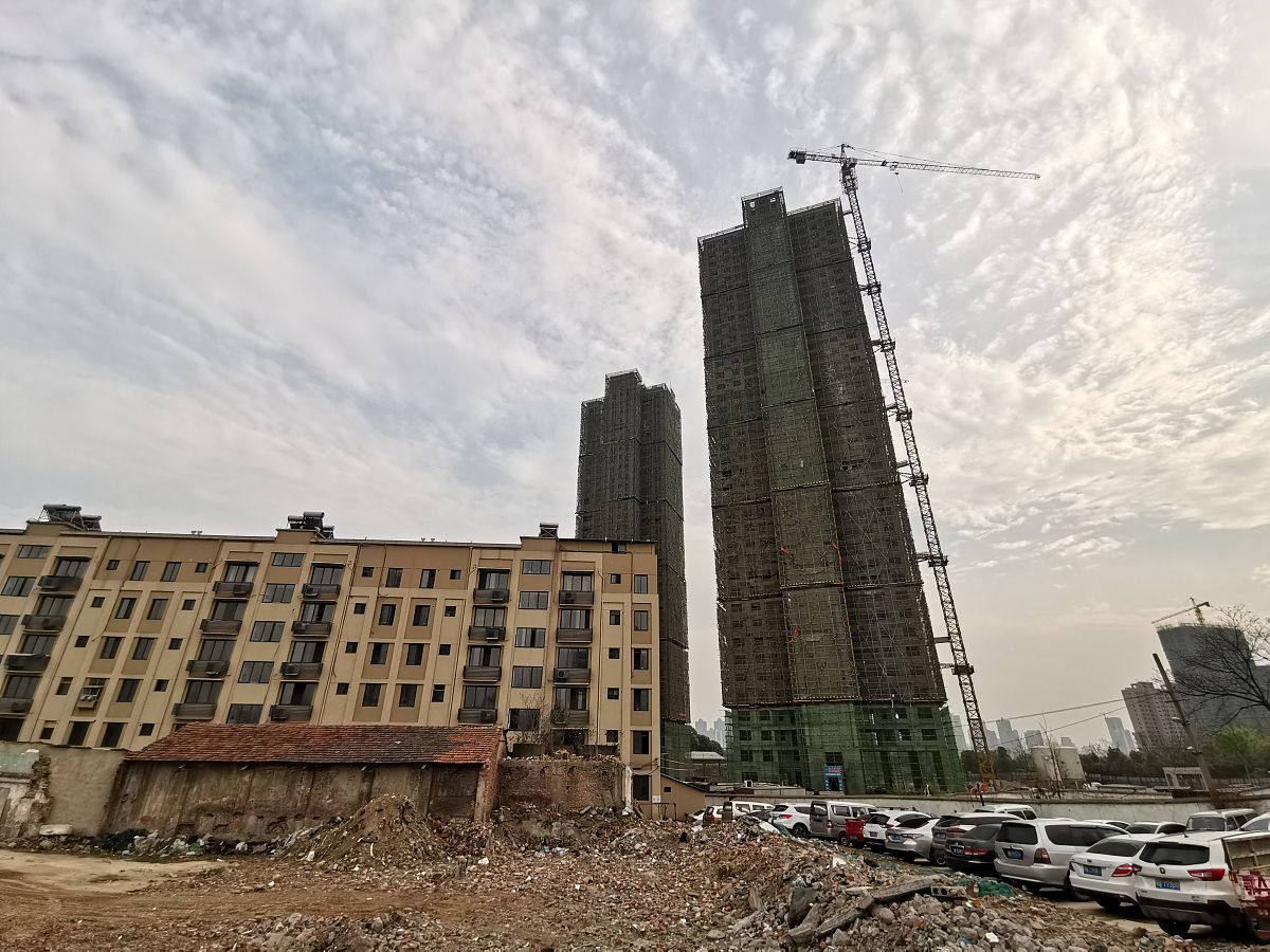 沛县华联商住楼旧房改造施工架子影响商户生意，负责人恐吓商户，投诉无门！