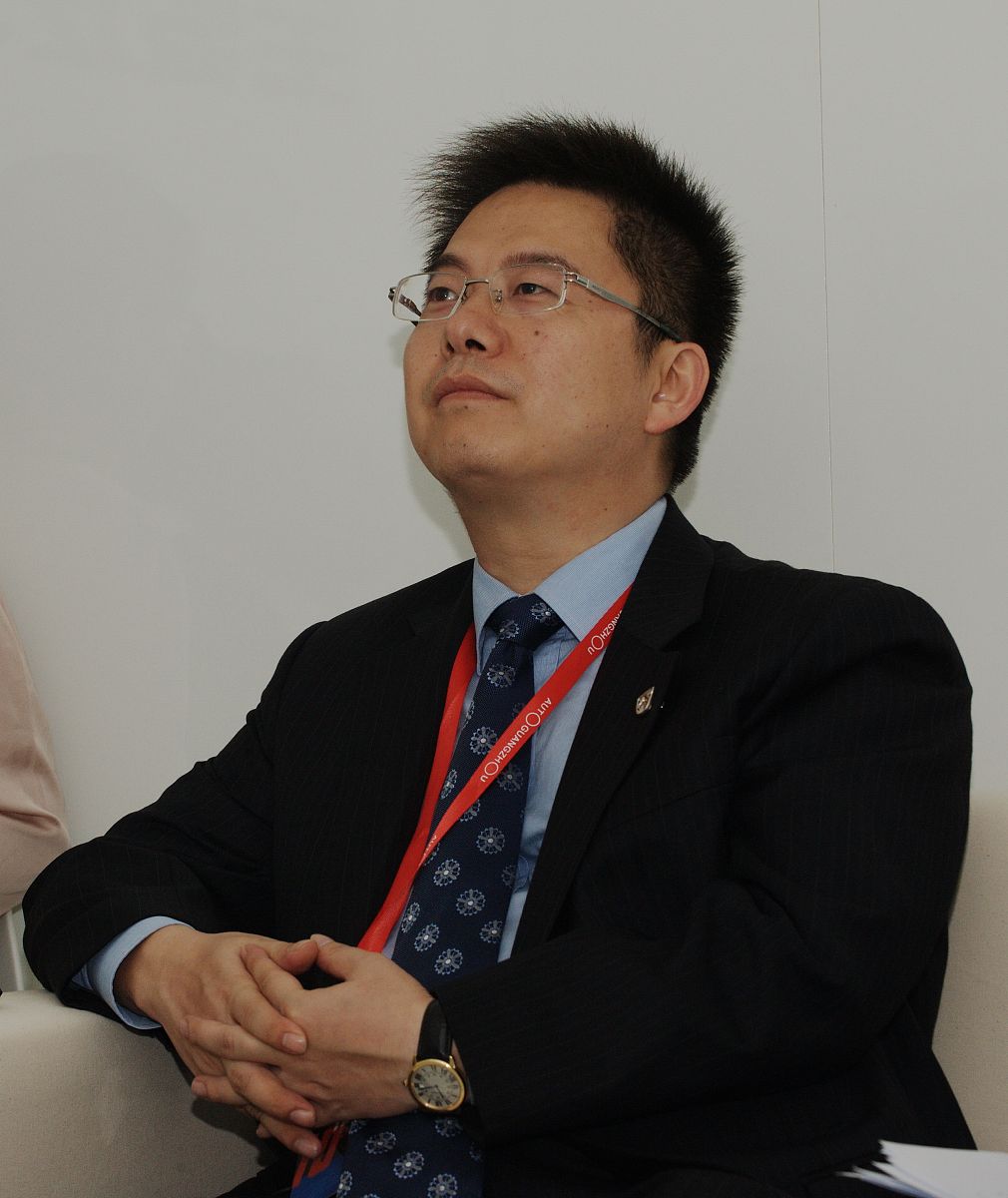 2012年11月24日,广东省广州市, 上汽通用五菱总助杨杰在广州车展接受