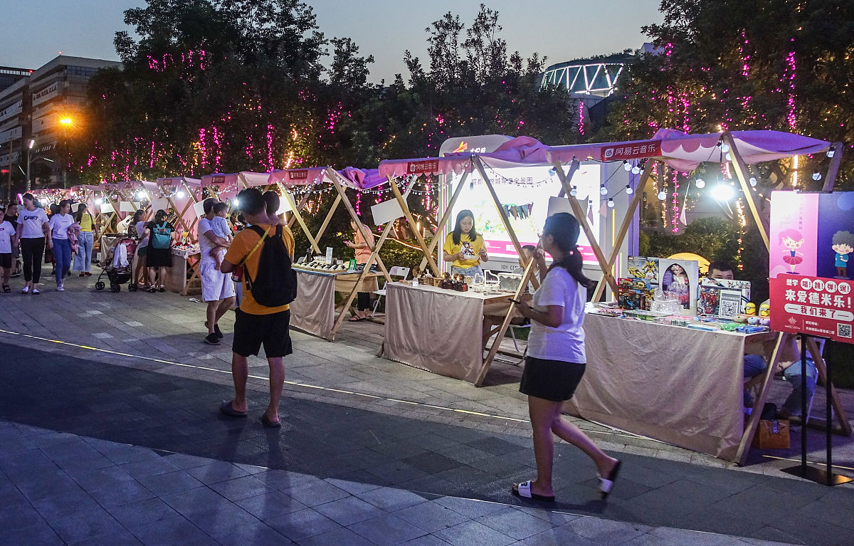 请按照消费趋向、消费行为、消费后评价三个步骤分点分析青年顾客对798创新文化市集一类的夜市的优缺点评价并提出对应改造提升策略