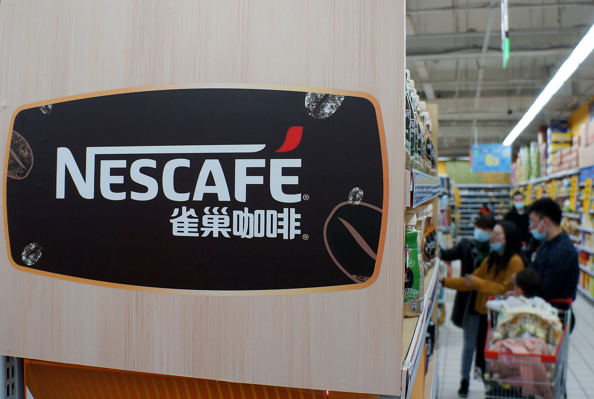 请帮我回答你为什么想要申请雀巢的工作？从以下几个角度：1 表达对雀巢品牌的认可和敬仰以及对其产品和服务的热爱和信任。2 强调自身的专业技能、工作经验和能力以及如何将其应用到雀巢的业务中。3 陈述雀巢的企业文化和价值观与自己的理念和人生目标相符希望能够成为雀巢团队的一员。4 强调对这份工作的热情和动力以及如何将其转化为工作表现和成就为雀巢的发展做出贡献。总之要表达出自己对这份工作的兴趣和热情并展示自