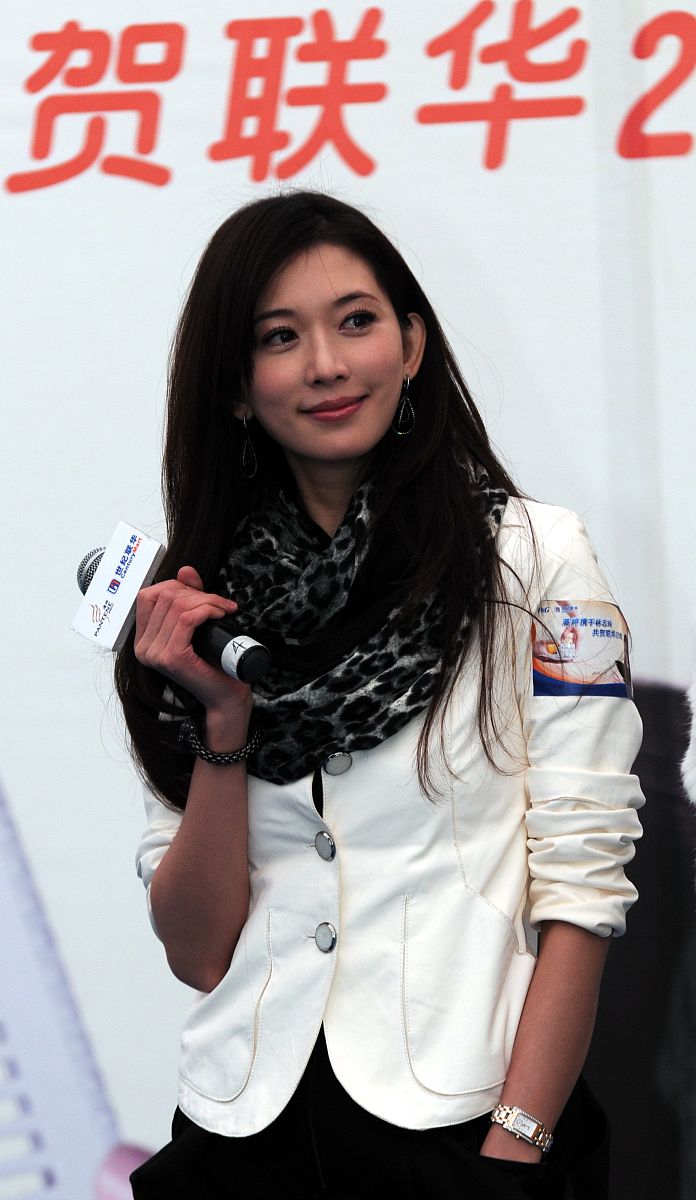 2011年1月15日,林志玲一早来到上海西郊百联购物中心露天广场,为代言