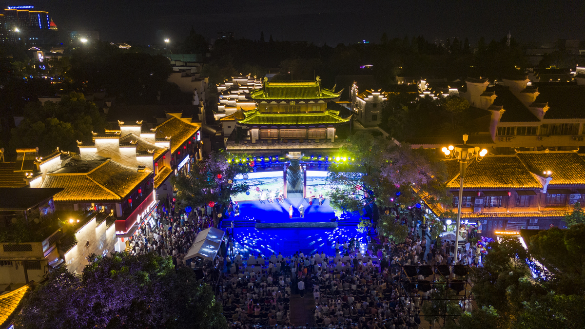 青茅山雨夜：万家灯火，如画卷般唯美