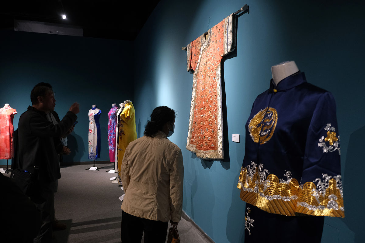 民族衣柜：融合少数民族元素，打造个性化服饰设计与管理平台