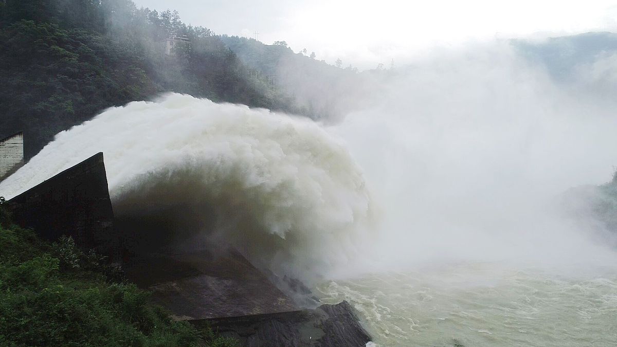 防汛应急预案防汛应急预案是指针对台风、暴雨等极端天气情况下的洪水灾害而制定的一套应急方案。其主要目的是为了防止或减轻洪水灾害造成的损失保障人员生命财产安全。防汛应急预案包括以下内容：1 防汛组织机构：明确各级防汛组织及人员职责以便及时、有效地进行应急处理。2 预测预警：建立一套完整的监测预警体系及时掌握洪水的形势与趋势并及时向社会发布预警信息做好应急准备。3 应急措施：制定灾难应对的应急措施包括疏