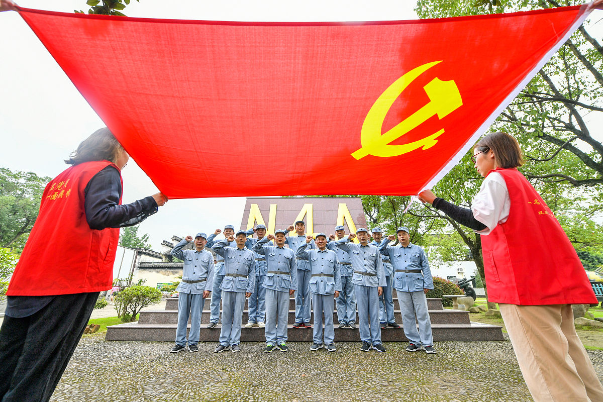 大学生志愿者走进农村小学，宣传井冈山精神