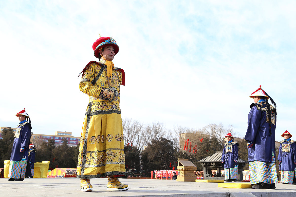 2018年2月20日,北京,身着祭祀盛装的"乾隆皇帝"在北京地坛庙会上进行
