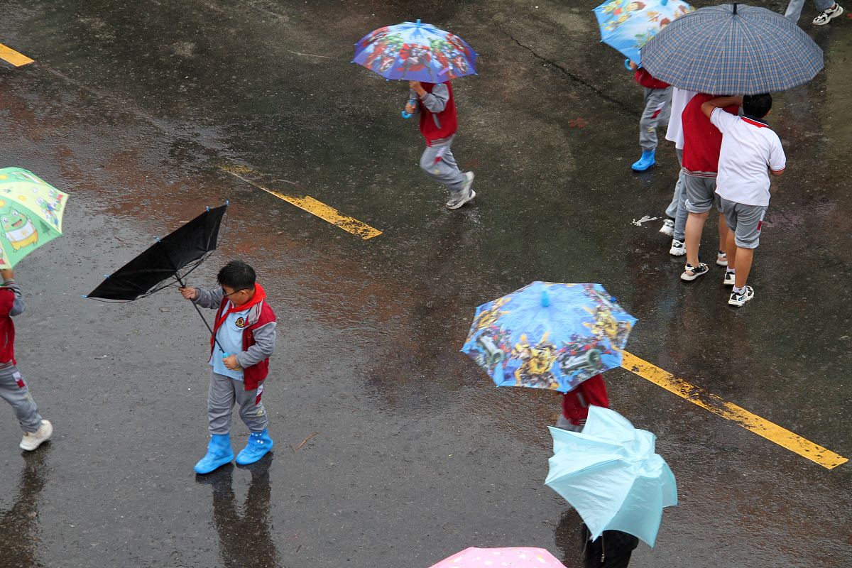 下雨天送孩子上学最好的方式？