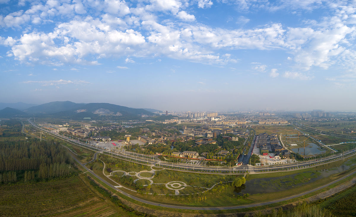 2021年10月2日,湖北襄阳唐城景区,唐城影视基地影视城全景风光.