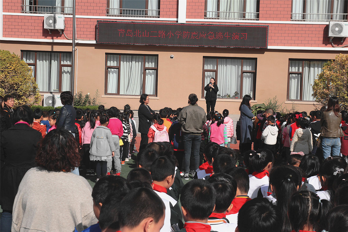 2020年11月3日上午,青岛北山二路小学北校区的同学们刚下课,喇叭里就