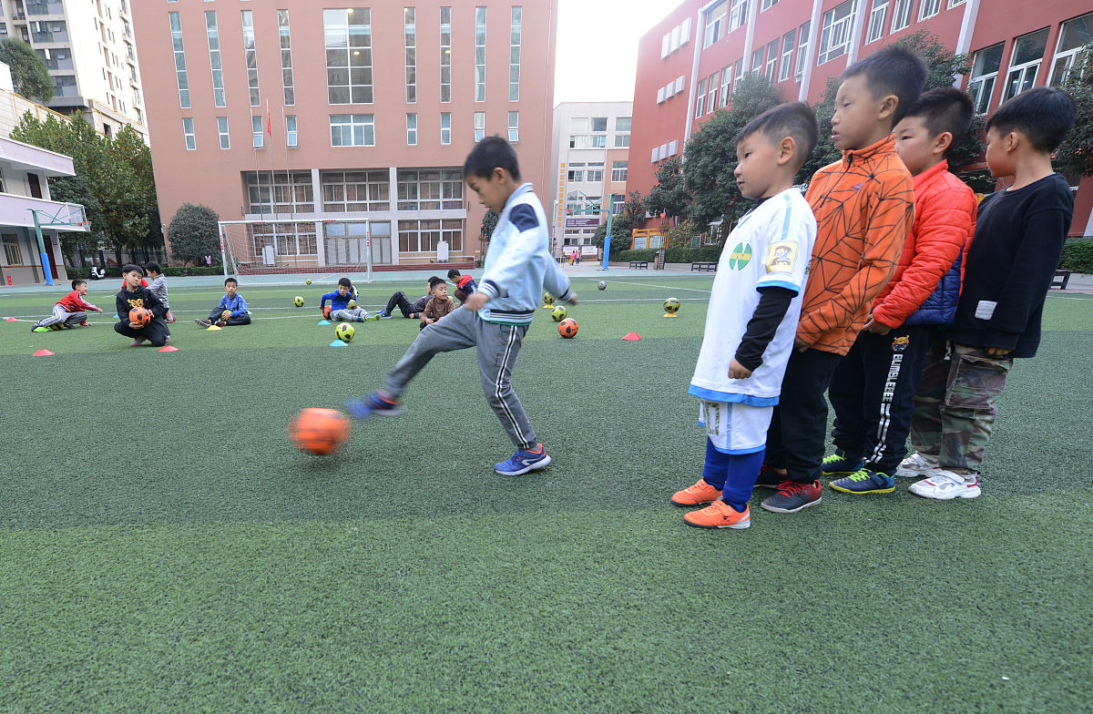 2019年11月11日,郑州市政通路小学,一年级的学生放学后在操场上踢足球