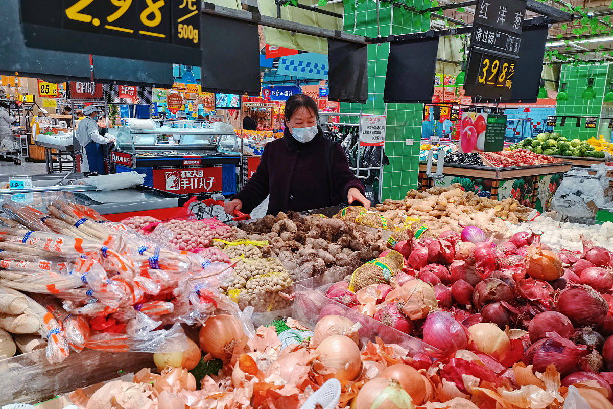 2021年2月26日,江苏南通,市民在如皋市一家超市选购蔬菜.