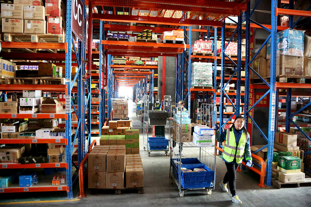 翻译：According to our research our most significant advantage is that we dont limit the inventory cargo size and how long a client can store his goods in our warehouse Instead Amazon warehouse has stric