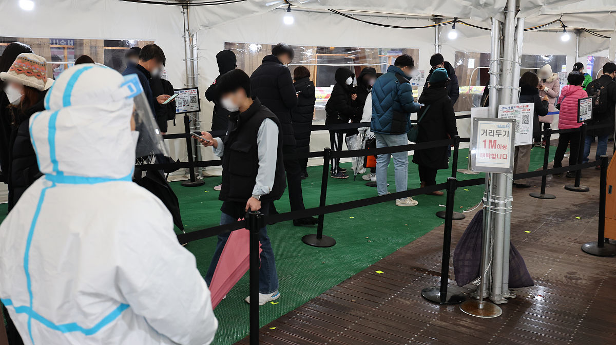 当地时间2022年1月25日,韩国首尔,当地民众排队进行新冠检测.据韩联社