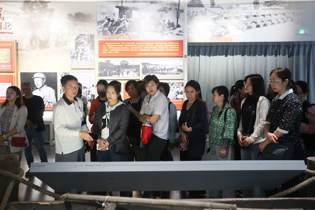 退休老同志参观德阳校区，共忆往昔展望未来