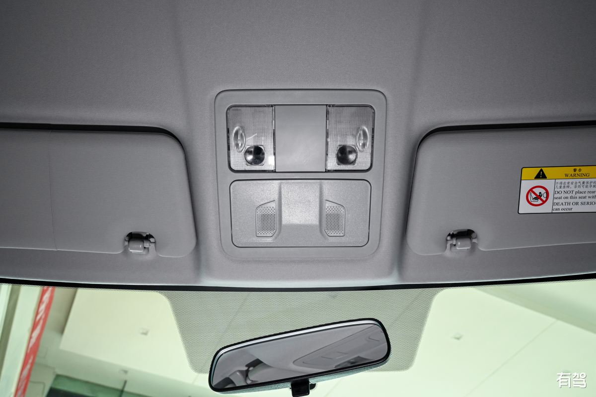 比亚迪E5充电盖板拆卸它是用弹簧跟螺丝之类的固定的怎么用手直接拿下来？ 200字